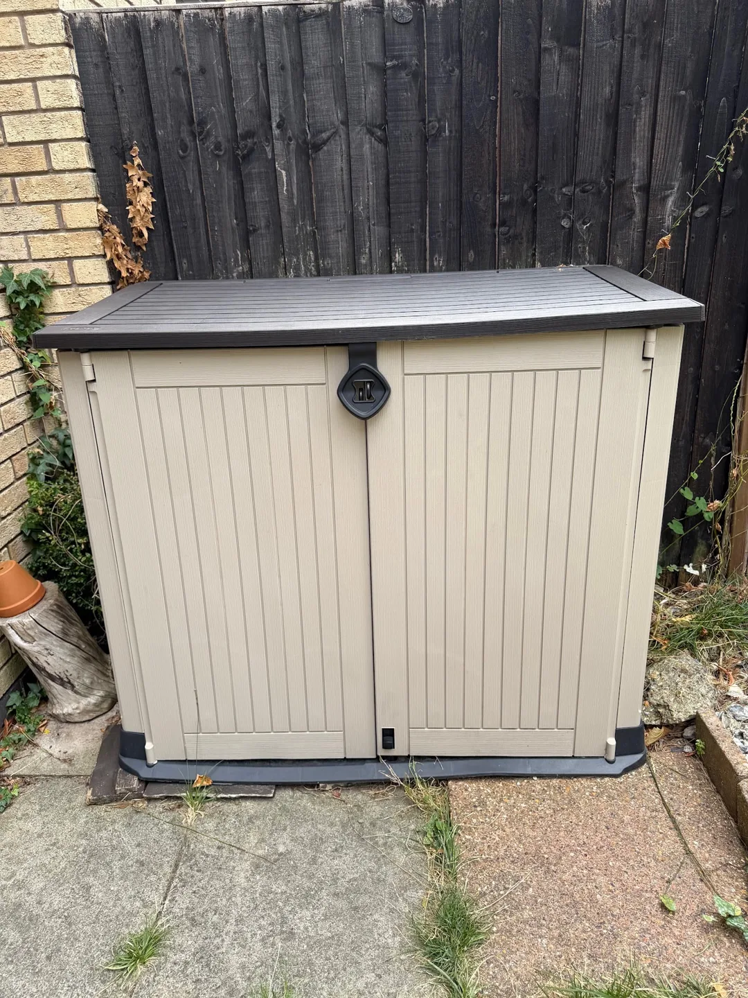 Outdoor storage cabinet